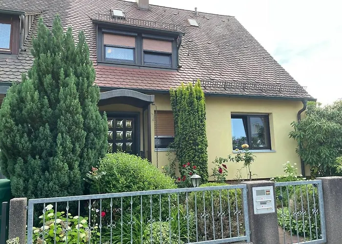 Spacious 3Br House With 2 Parking Spaces & Garden
